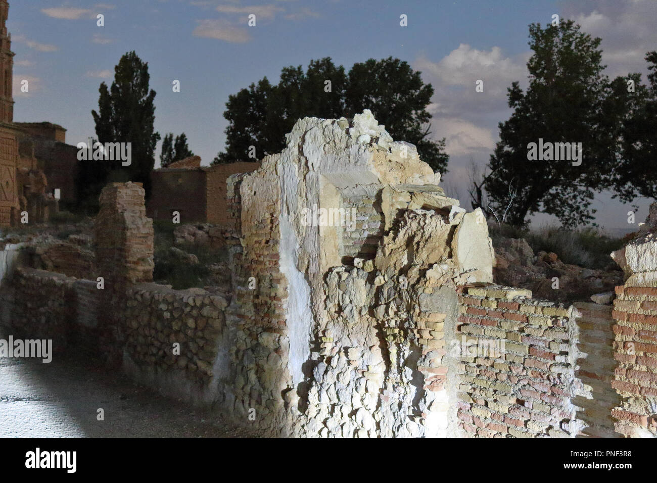 Ein Polterte Mauer beim Besuch, als Tourist, das zerstörte Belchite, einem kleinen Aragon Stadt durch faschistische Kräfte während des Spanisch Bürgerkrieg bombardiert Stockfoto
