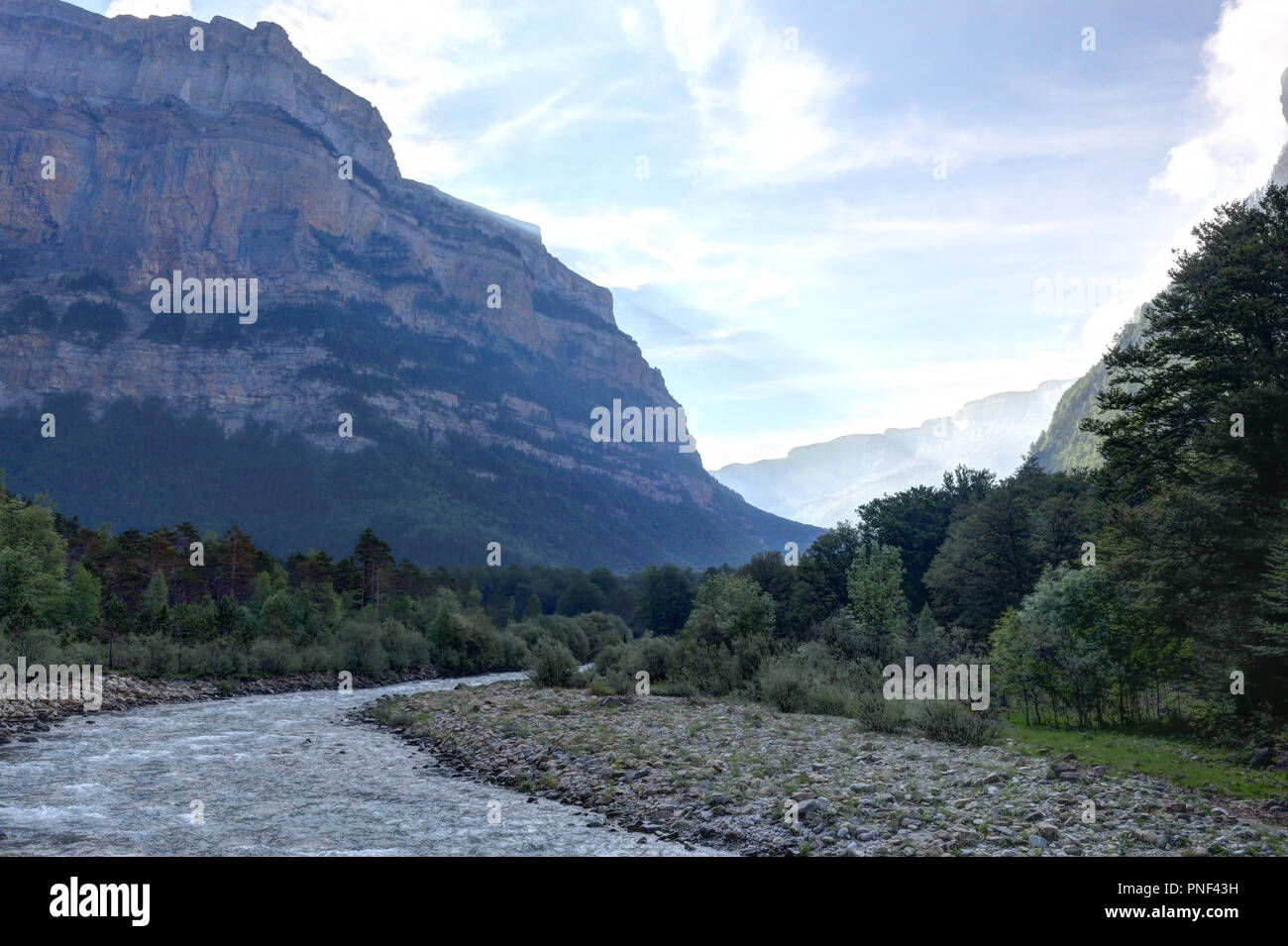 Der Eingang, während eine neblige Dämmerung, der Ordesa Valley Park (Parque Nacional de Ordesa y Monte Perdido), einer ländlichen mit Bergen bewahren, Spanien Stockfoto