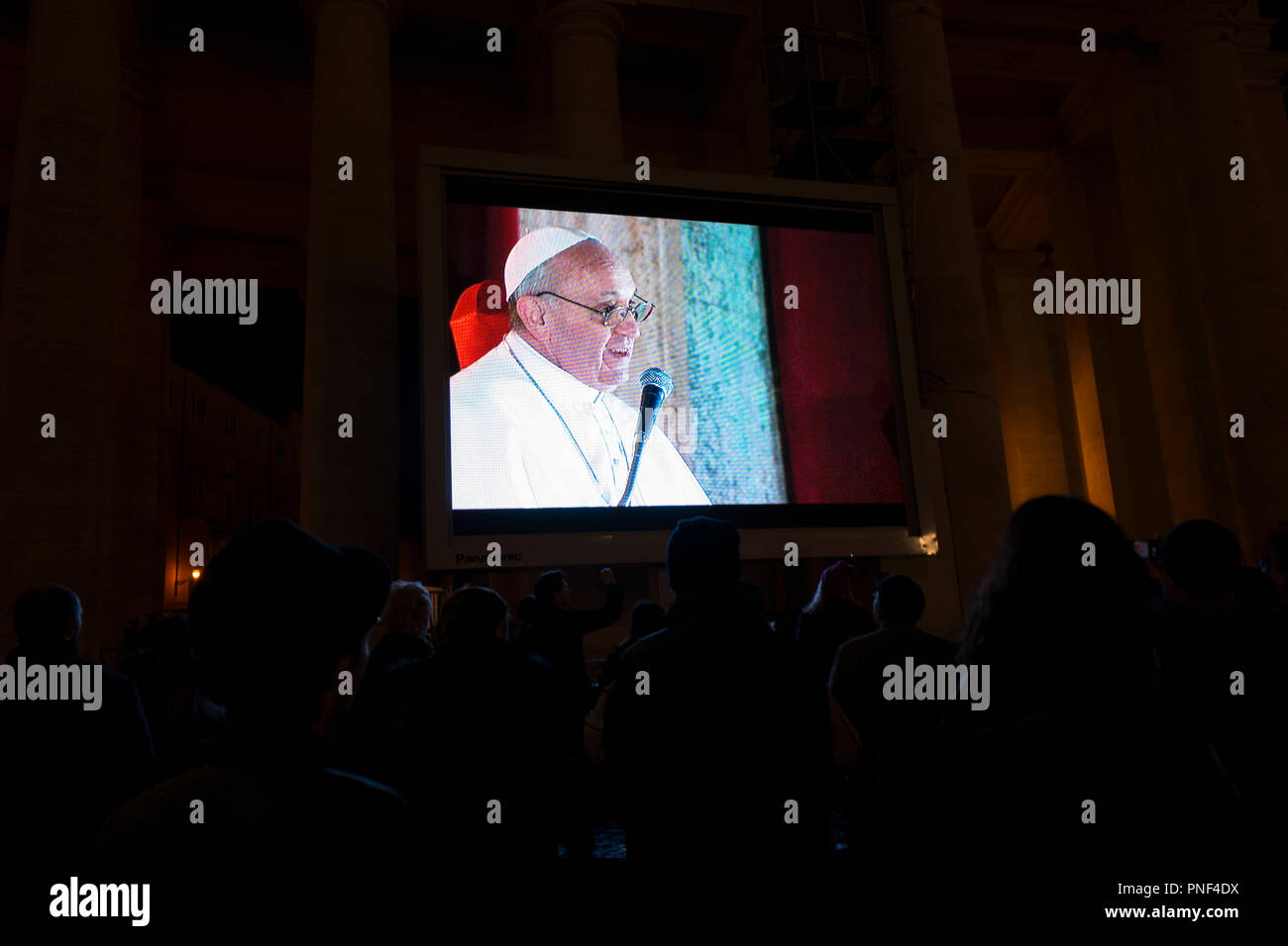 Saint Peter's Square, Vatikanstadt 2013. Neu gewählten Papst Franziskus macht seinen ersten öffentlichen Auftritt nach dem Konklave Stockfoto