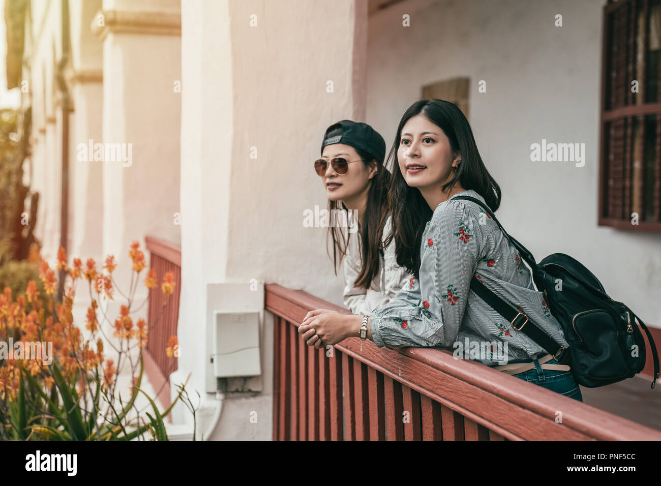 Schöne junge Schwestern stützte sich auf die Leitplanke für eine Pause in einem alten berühmten Sightseeing Gebäude. Stockfoto