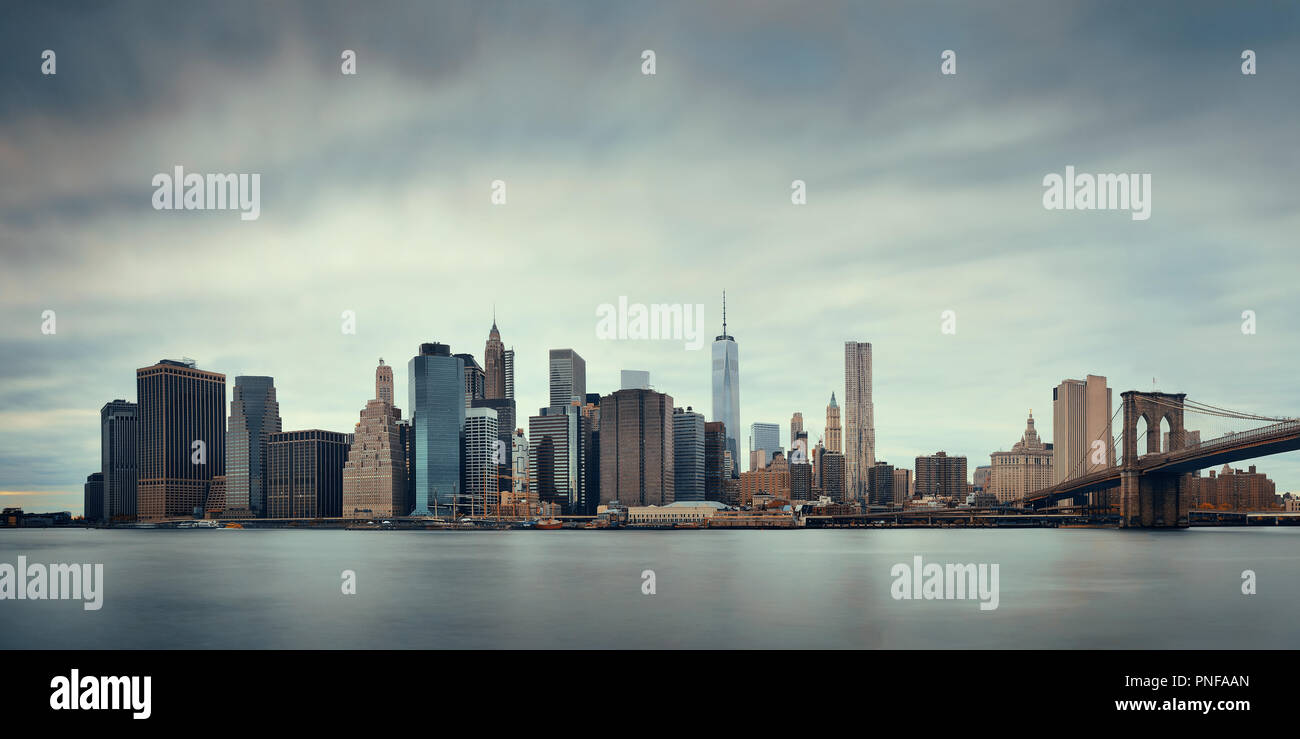 Manhattan Bankenviertel mit Wolkenkratzern und Brooklyn Bridge. Stockfoto
