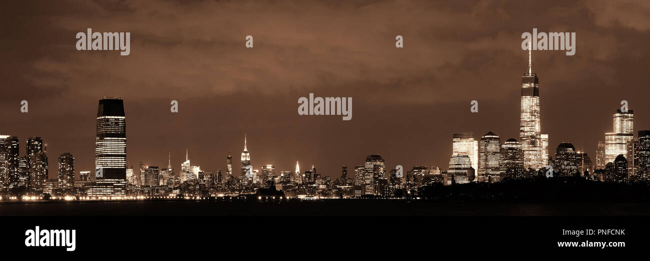 New York City bei Nacht mit städtischen Architekturen Stockfoto