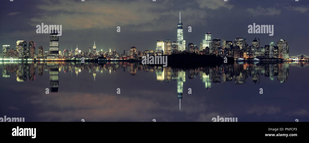 New York City bei Nacht Panorama mit städtischen Architekturen und Reflexionen Stockfoto
