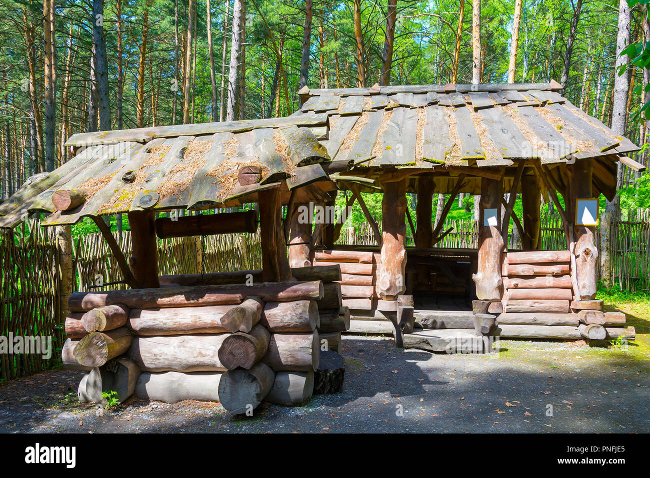 Pavillon zum Grillen im Park des Museums - Reserve" Tomskaya Pisanitsa', Kemerovo Region Stockfoto