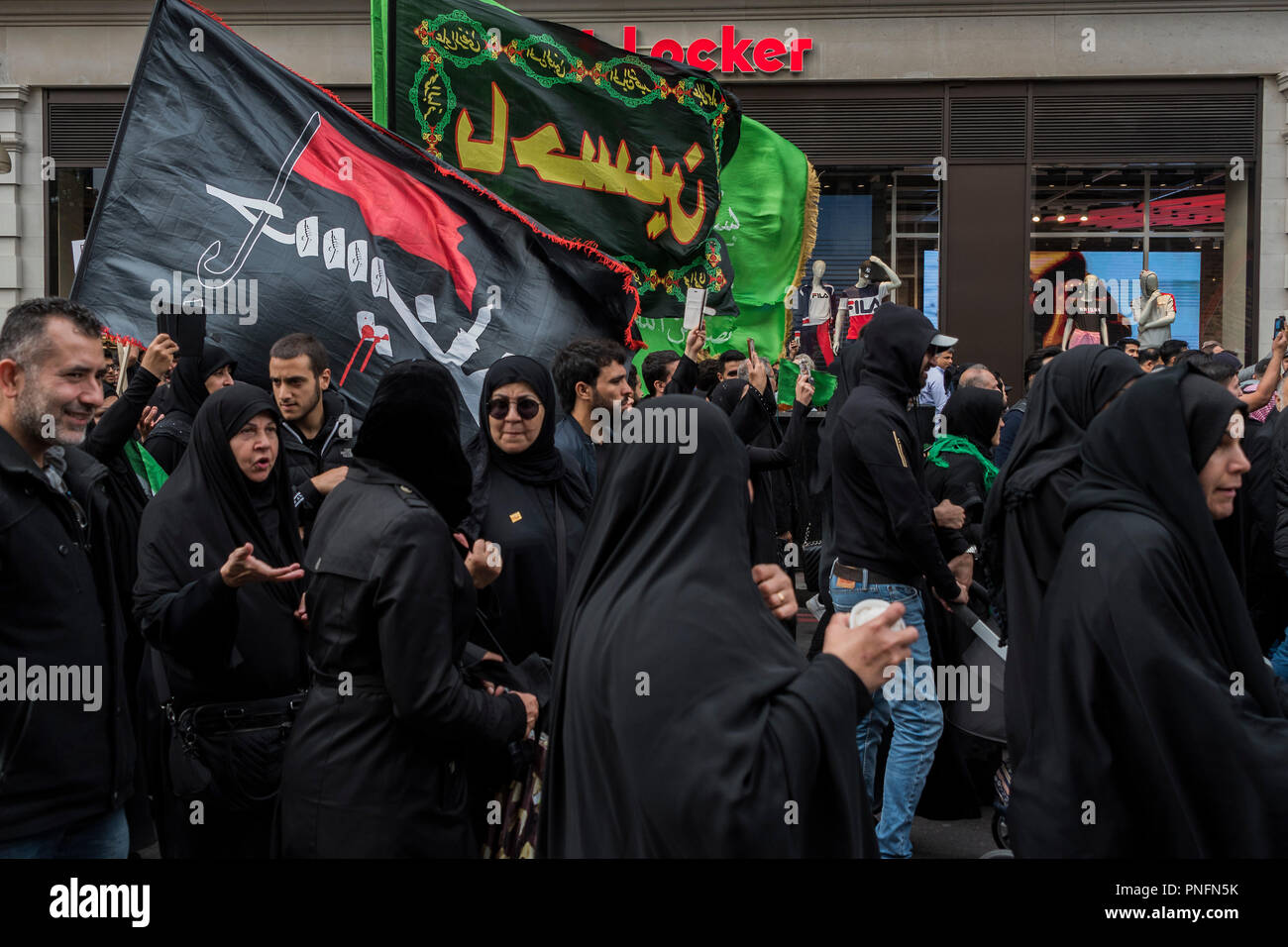 London, Großbritannien. 20. Sep 2018. Ashura Tag März - britische Muslime märz hinunter Oxford Street die Erinnerung an Hussain, die gemarterten Enkel des Prohet Muhamed zu gedenken. Credit: Guy Bell/Alamy leben Nachrichten Stockfoto