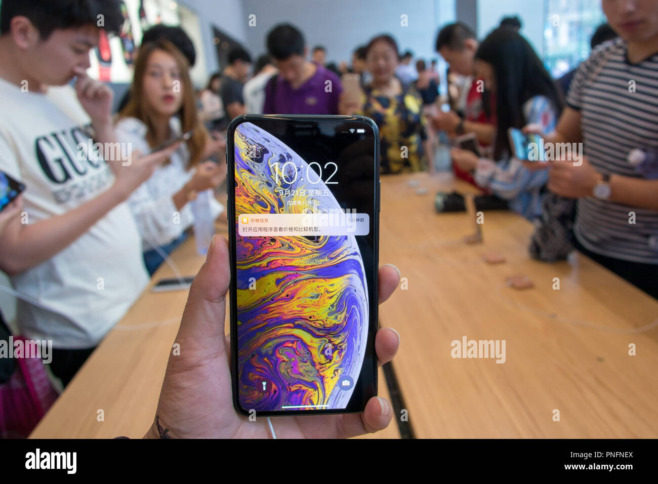 Shanghai, China. 21 Sep, 2018. Menschen mit neu veröffentlichten iPhone XS XS MAX, iPhone und iPhone XR im Apple Store in Shanghai. Credit: SIPA Asien/ZUMA Draht/Alamy leben Nachrichten Stockfoto