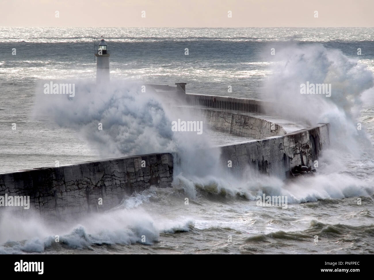 Newhaven, East Sussex, UK. 2. September 2018. Starke Winde vom Sturm Bronagh schlagen Newhaven wellenbrecher als Fähre für Dieppe, Frankreich. © Peter Cripps/Alamy leben Nachrichten Stockfoto