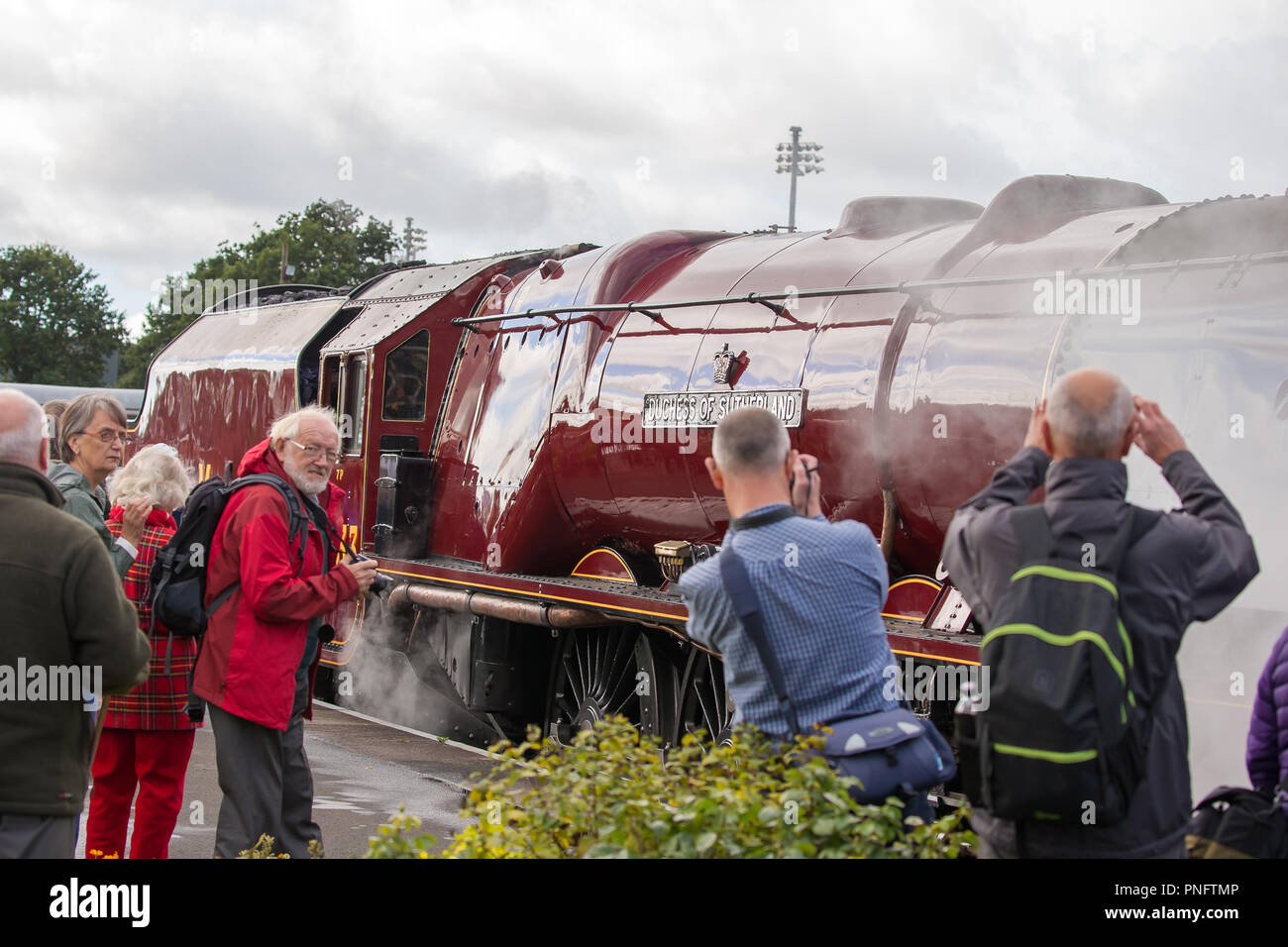 Kidderminster, Großbritannien. 21. September 2018. Tag zwei des Severn Valley Railway Herbst Dampf Gala sieht aufgeregt scharen scharen zu Kidderminster SVR vintage Station. Trotz der Regenschauer, Zug Enthusiasten jede Gelegenheit ergreifen, um die heutigen Speicher dieser kolossalen besuchen UK Dampflokomotiven, besonders die Herzogin von Sutherland glänzend in ihrem feinen Crimson livery Suchen erfassen. Quelle: Lee Hudson/Alamy leben Nachrichten Stockfoto