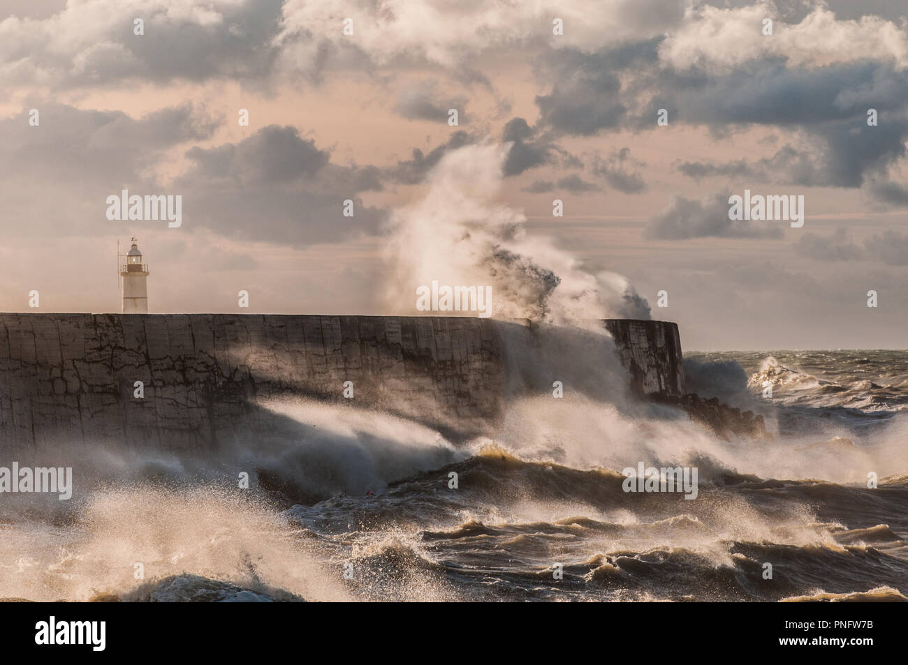 Newhaven, East Sussex, UK..21. September 2018..Die Extremitäten des Sturms Bronagh schufen spektakuläre Szenen an der Südküste. Wind aus der WSW, etwas kühler als spät, peitscht die Wellen am Newhaven West Arm & Leuchtturm hoch. . Stockfoto