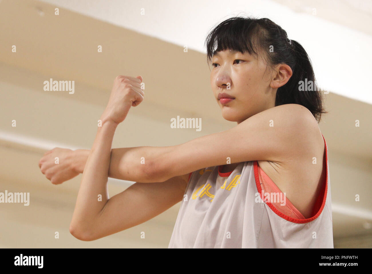 Teneriffa, Spanien. 21 Sep, 2018. Han Xu China erstreckt sich nach dem Training vor dem der FIBA Frauen 2018 Basketball Wm bei Quico Cabrera Arena in Santa Cruz de Tenerife, Spanien, Sept. 21, 2018. Die 2018 Frauen der FIBA Basketball WM in Santa Cruz de Tenerife Spanien von Sept. 22 bis 30 statt. Credit: Zheng Huansong/Xinhua/Alamy leben Nachrichten Stockfoto