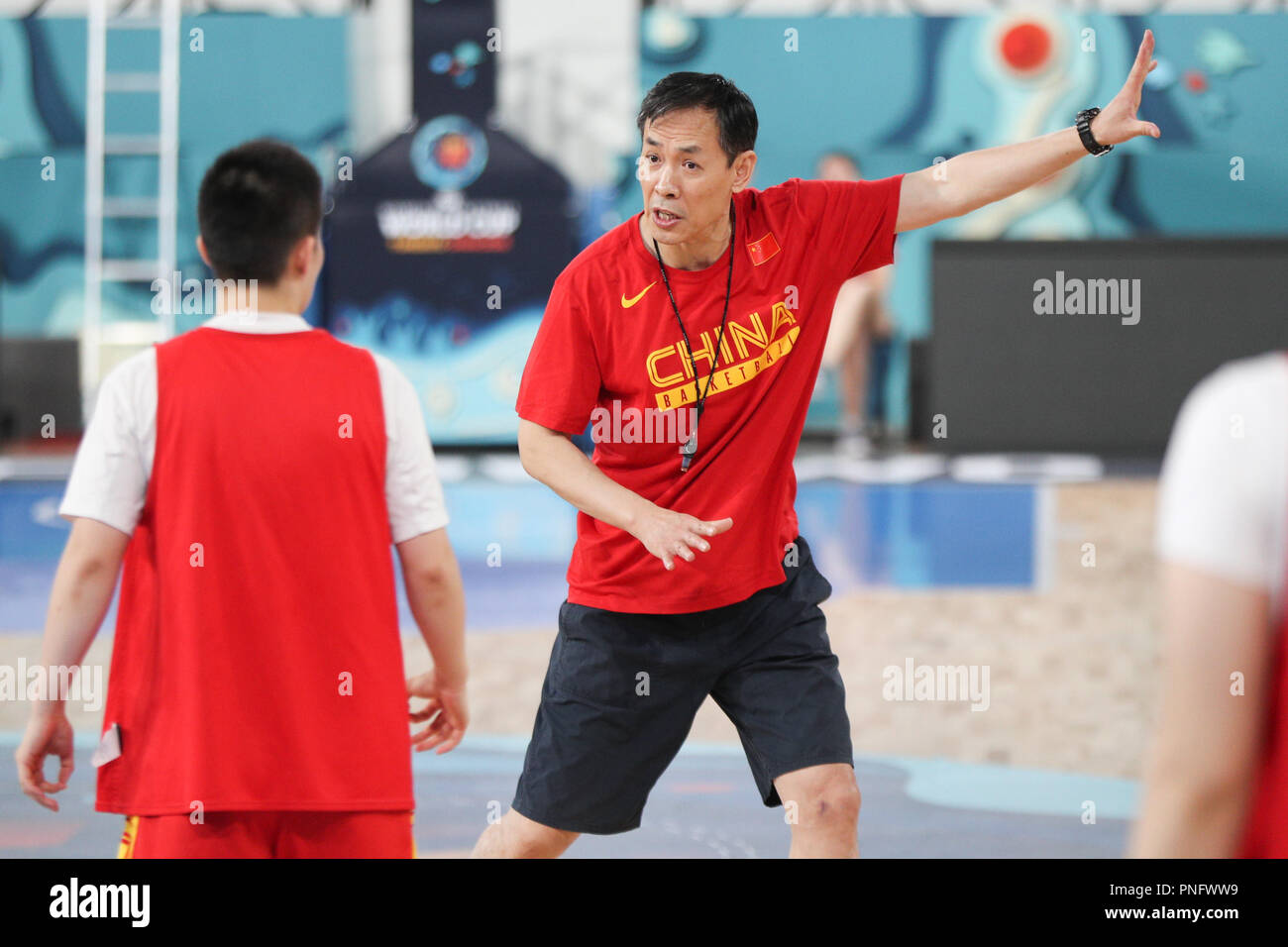 Teneriffa, Spanien. 21 Sep, 2018. Trainer Xu Limin (R) gibt während der Ausbildung vor der Frauen 2018 die FIBA Basketball Wm bei Quico Cabrera Arena in Santa Cruz de Tenerife, Spanien, Sept. 21, 2018. Die 2018 Frauen der FIBA Basketball WM in Santa Cruz de Tenerife Spanien von Sept. 22 bis 30 statt. Credit: Zheng Huansong/Xinhua/Alamy leben Nachrichten Stockfoto