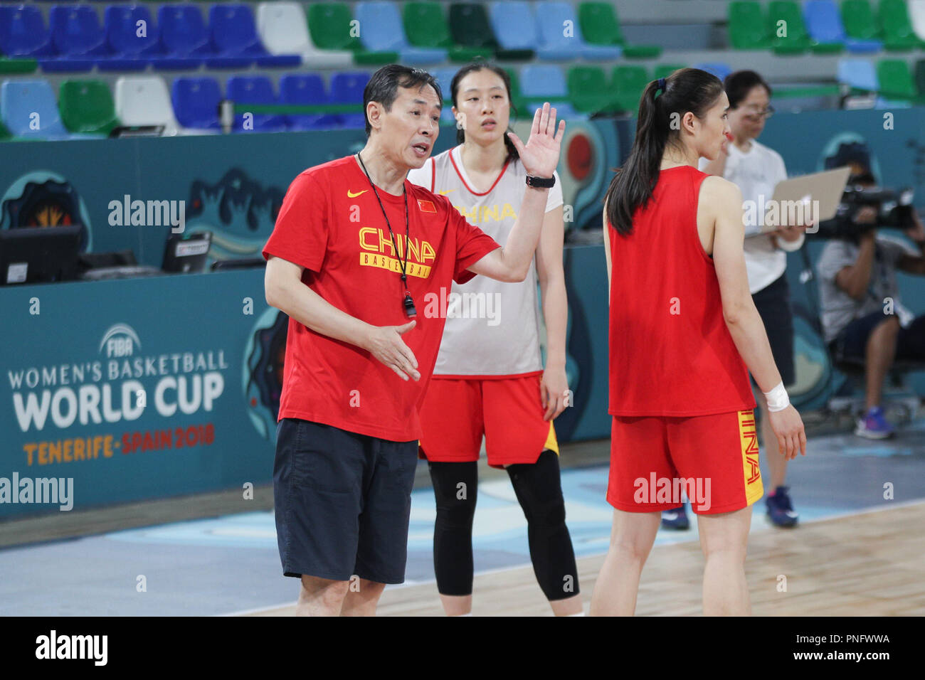 Teneriffa, Spanien. 21 Sep, 2018. Trainer Xu Limin (1. L) Anweisungen während der Ausbildung vor der Frauen 2018 die FIBA Basketball Wm bei Quico Cabrera Arena in Santa Cruz de Tenerife, Spanien, Sept. 21, 2018. Die 2018 Frauen der FIBA Basketball WM in Santa Cruz de Tenerife Spanien von Sept. 22 bis 30 statt. Credit: Zheng Huansong/Xinhua/Alamy leben Nachrichten Stockfoto