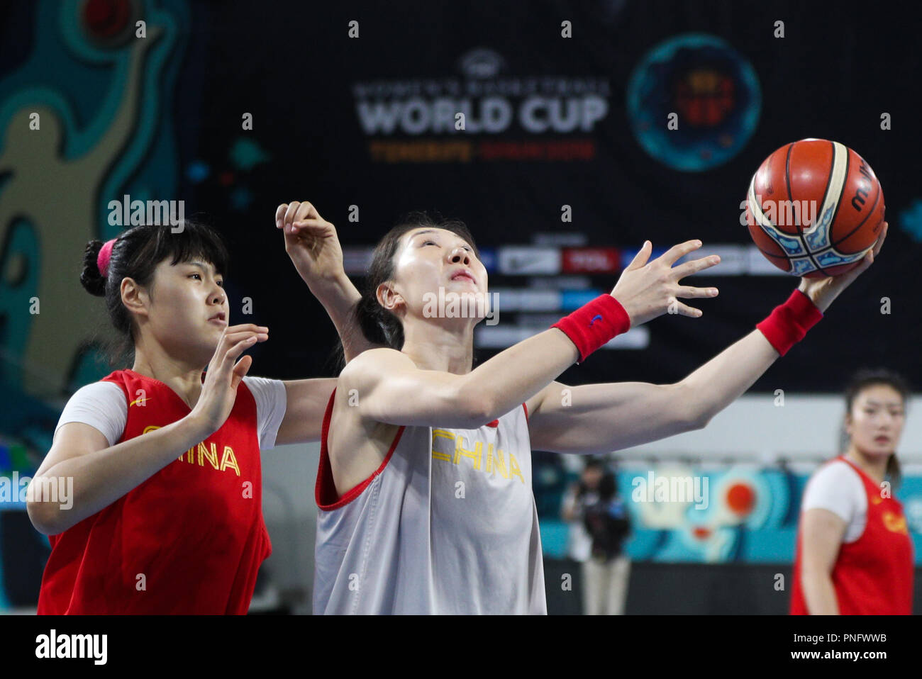 Teneriffa, Spanien. 21 Sep, 2018. Li Yueru (L) und Sun Mengran Chinas beteiligen sich an der Ausbildung vor der Frauen 2018 die FIBA Basketball Wm bei Quico Cabrera Arena in Santa Cruz de Tenerife, Spanien, Sept. 21, 2018. Die 2018 Frauen der FIBA Basketball WM in Santa Cruz de Tenerife Spanien von Sept. 22 bis 30 statt. Credit: Zheng Huansong/Xinhua/Alamy leben Nachrichten Stockfoto