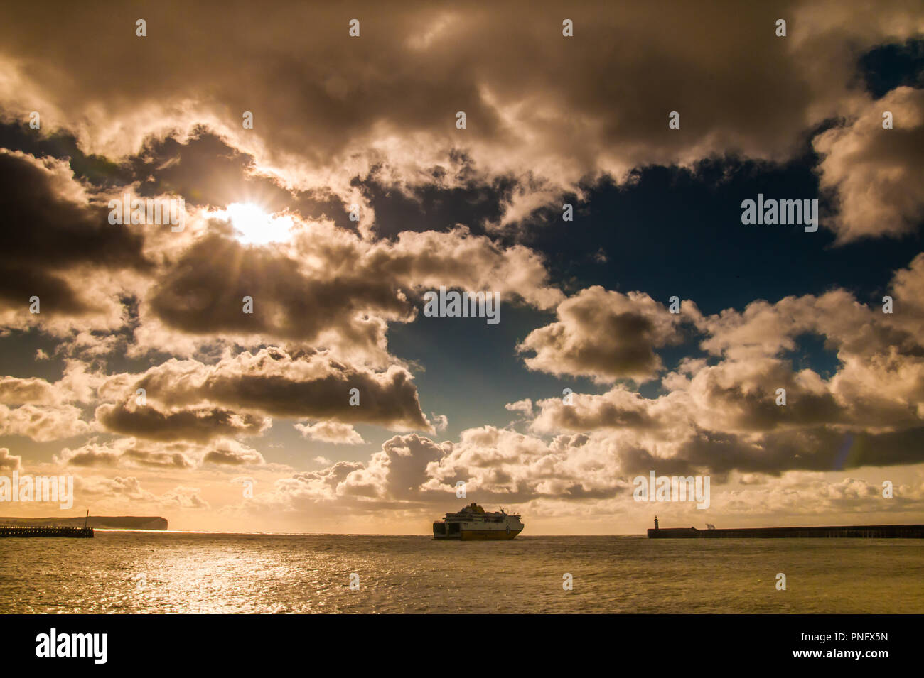Newhaven, East Sussex, UK..21. September 2018..Newhaven Fähre verlässt den ruhigen Hafen. . Stockfoto