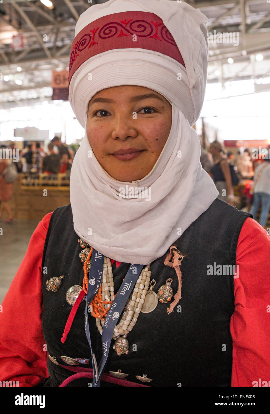 Italien Turin, Lingotto 21 September 2018 Terra Madre - Salone del Gusto - Kirgisistan Frau in typischen Kleid Credit: Wirklich Easy Star/Alamy leben Nachrichten Stockfoto