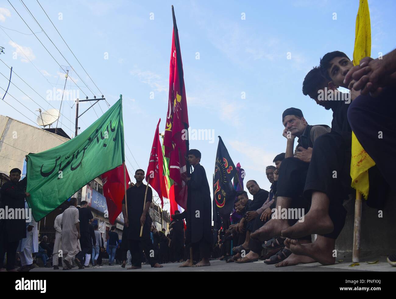 Srinagar, Kashmir, Indien. 21 Sep, 2018. Kaschmir schiitische Muslime beklagen während der ashura, am 10. Tag des Muharram im Bereich der Zadibal Srinagar, Indian-Administered - Kaschmir am 21. September, 2018. Die trauernden zog die Prozession am Martyrium der Enkel des Propheten Mohammed zu trauern, Imam Hussain (AS) und der anderen Märtyrer, die in der Schlacht von Kerbela im heutigen Irak getötet wurden, in 680 AD. (Bild: © sanna Irshad MattooZUMA Draht) Stockfoto