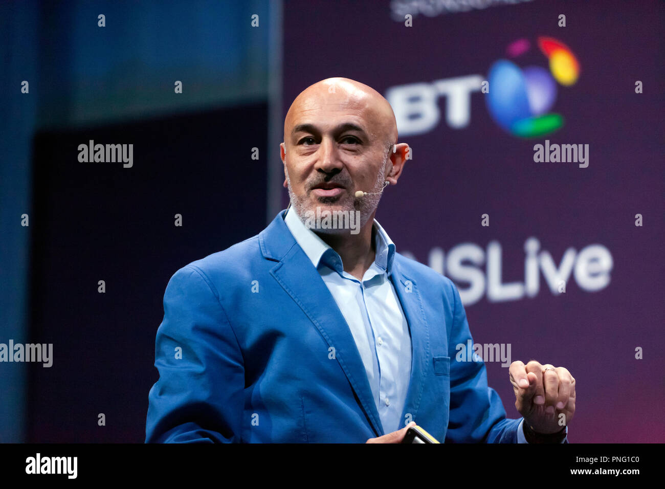 Physiker und Rundfunksprecher, Jim Al-Khalili, was einen bief Geschichte der Schwerkraft, wie es Formen der Kosmos aber wie wir nicht komplett verstehen. auf der Hauptbühne, bei New Scientist Live Stockfoto