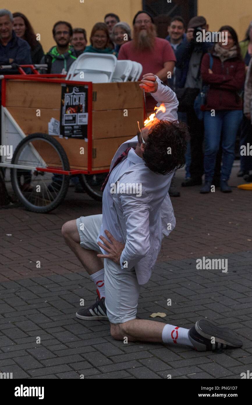 Cork, Irland. September, 2018 21. Kultur Nacht 2018, Cork City. Hier ist Clowns ohne Grenzen Vorformen bei Skiddys Schloss Plaza, North Main Street. An diesem Abend Kork kam heraus Kraft zu feiern Kultur Nacht 2018 mit einer Vielzahl von Veranstaltungen und Straße preformers sowie dieses viele Gebäude öffneten ihre Türen für Menschen zu erkunden. Kredit: Kredite: Damian Damian Coleman Coleman/Alamy leben Nachrichten Stockfoto