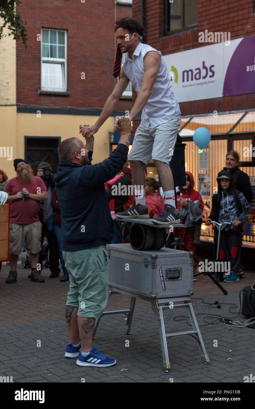 Cork, Irland. September, 2018 21. Kultur Nacht 2018, Cork City. Hier ist Clowns ohne Grenzen Vorformen bei Skiddys Schloss Plaza, North Main Street. An diesem Abend Kork kam heraus Kraft zu feiern Kultur Nacht 2018 mit einer Vielzahl von Veranstaltungen und Straße preformers sowie dieses viele Gebäude öffneten ihre Türen für Menschen zu erkunden. Kredit: Kredite: Damian Damian Coleman Coleman/Alamy leben Nachrichten Stockfoto