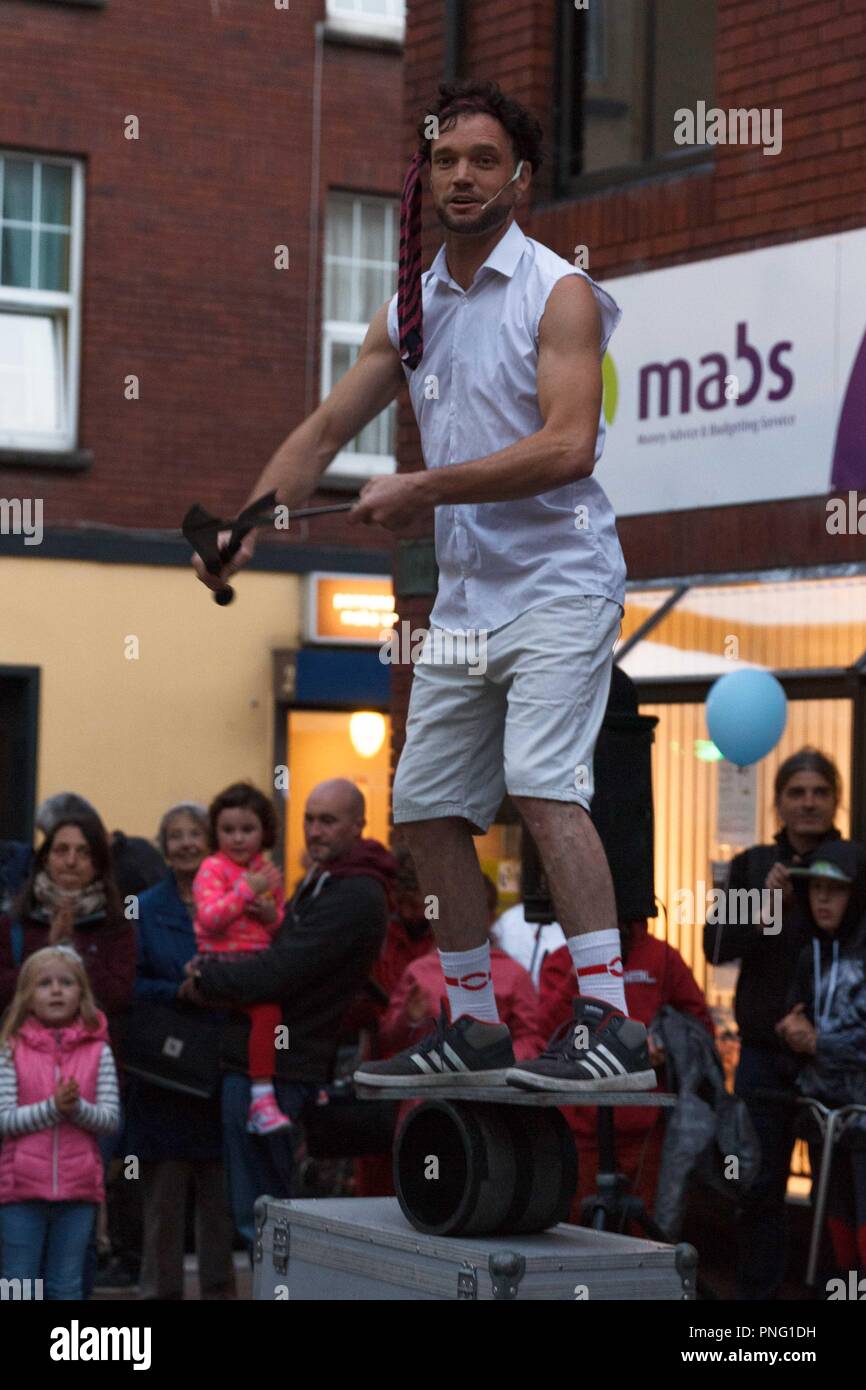 Cork, Irland. September, 2018 21. Kultur Nacht 2018, Cork City. Hier ist Clowns ohne Grenzen Vorformen bei Skiddys Schloss Plaza, North Main Street. An diesem Abend Kork kam heraus Kraft zu feiern Kultur Nacht 2018 mit einer Vielzahl von Veranstaltungen und Straße preformers sowie dieses viele Gebäude öffneten ihre Türen für Menschen zu erkunden. Kredit: Kredite: Damian Damian Coleman Coleman/Alamy leben Nachrichten Stockfoto