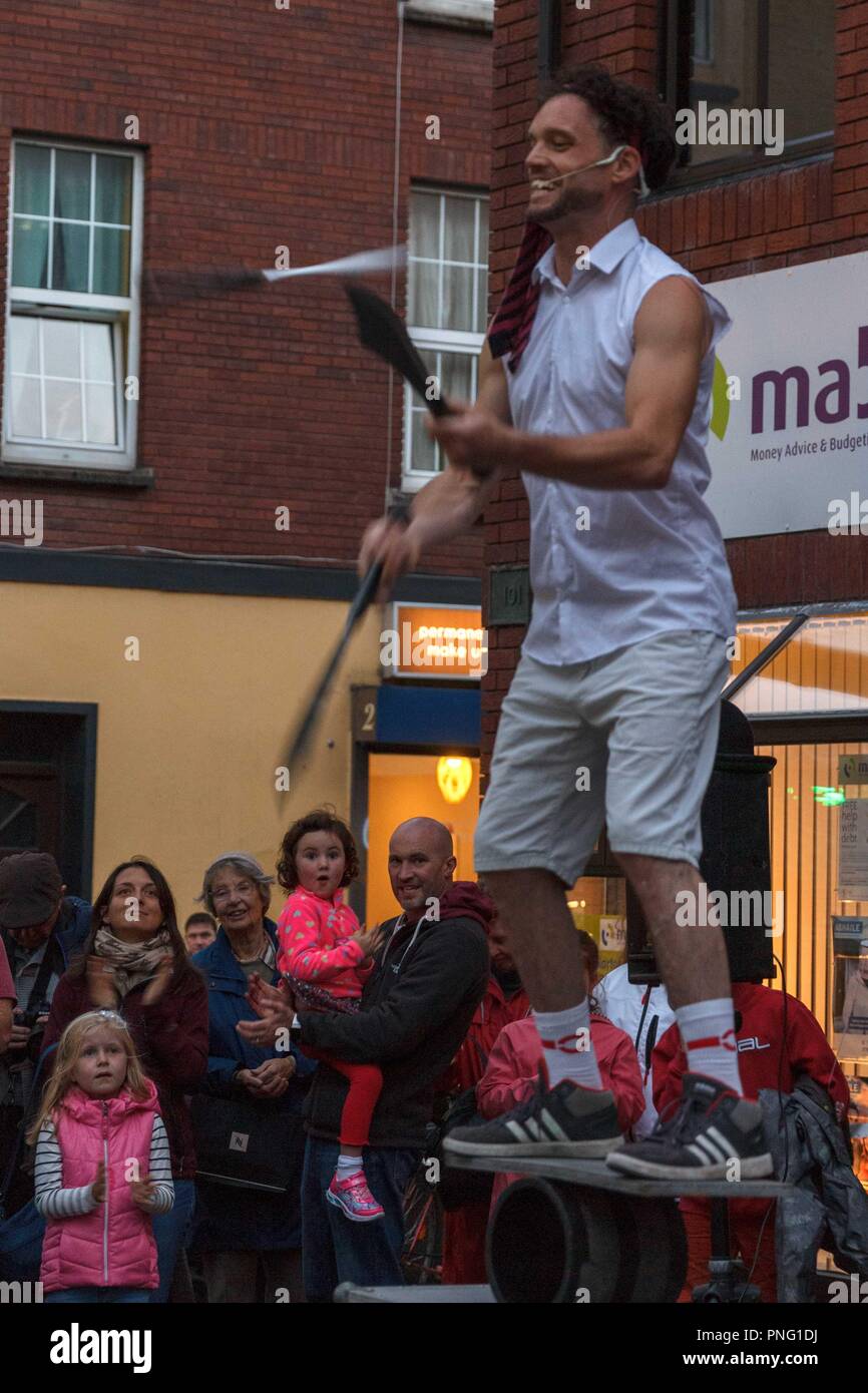 Cork, Irland. September, 2018 21. Kultur Nacht 2018, Cork City. Hier ist Clowns ohne Grenzen Vorformen bei Skiddys Schloss Plaza, North Main Street. An diesem Abend Kork kam heraus Kraft zu feiern Kultur Nacht 2018 mit einer Vielzahl von Veranstaltungen und Straße preformers sowie dieses viele Gebäude öffneten ihre Türen für Menschen zu erkunden. Kredit: Kredite: Damian Damian Coleman Coleman/Alamy leben Nachrichten Stockfoto