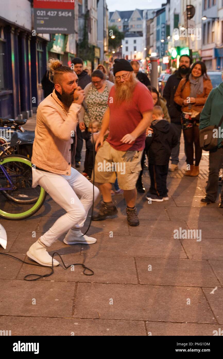 Cork, Irland. September, 2018 21. Kultur Nacht 2018, Cork City. Hier ist Bubba Shakesphere Vorformen außerhalb St Peters, North Main Street. An diesem Abend Kork kam heraus Kraft zu feiern Kultur Nacht 2018 mit einer Vielzahl von Veranstaltungen und Straßenkünstlern sowie dieses viele Gebäude öffneten ihre Türen für Menschen zu erkunden. Credit: Damian Coleman/Alamy Leben Nachrichten. Credit: Damian Coleman/Alamy leben Nachrichten Stockfoto