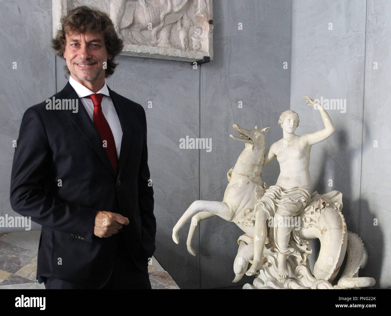 Neapel, Italien. 21. September 2018. Alberto Angela gesehen Posieren fürs Foto. Alberto Angela, Fernsehen Dirigent präsentiert auf der MANN (Museo Archeologico Nazionale Neapel), der Dokumentarfilm "tanotte ein Pompei. Credit: Paola Visone/SOPA Images/ZUMA Draht/Alamy leben Nachrichten Stockfoto