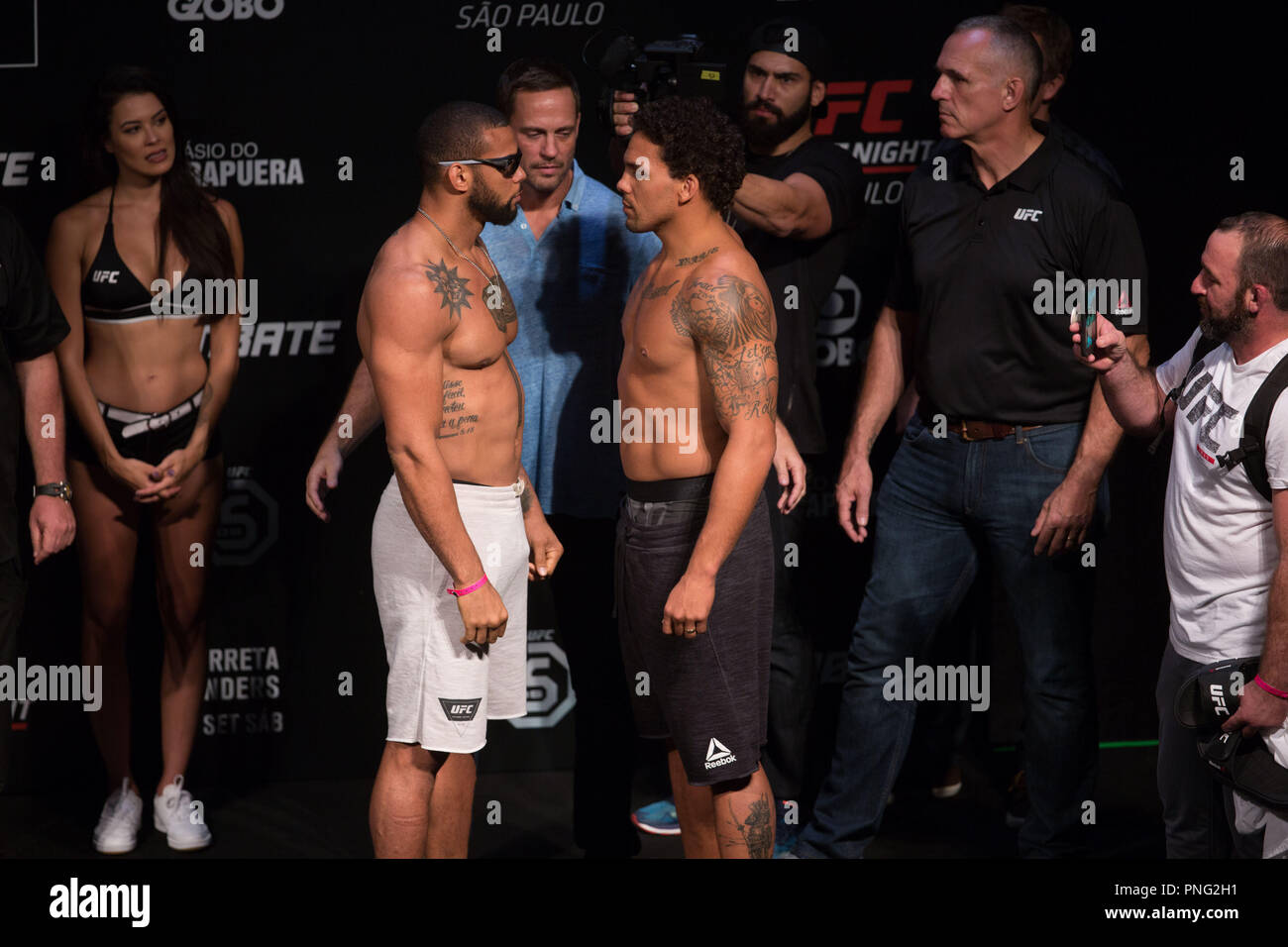 Sao Paulo, Sao Paulo, Brasilien. 21 Sep, 2018. Gegner THIAGO MARRETA von Brasilien (L) und ANDERS ERYC USA Gesicht weg während der UFC Weigh-in Event innerhalb des Ibirapuera Gymnasium in Sao Paulo, Brasilien. Credit: Paulo Lopes/ZUMA Draht/Alamy leben Nachrichten Stockfoto