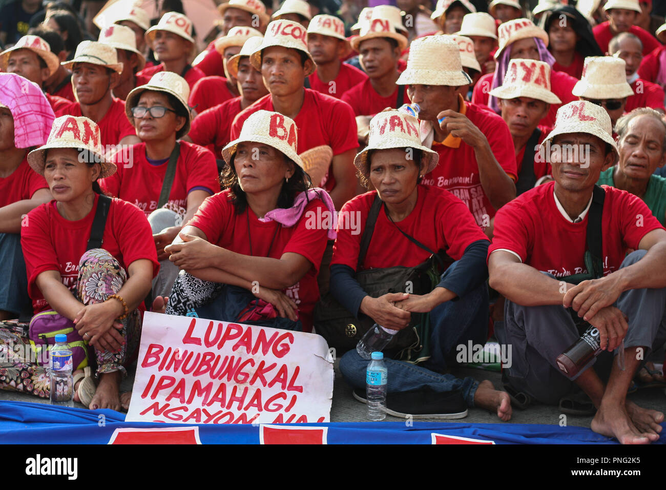 Manila, Philippinen. 21 Sep, 2018. Die Bauern aus der Bicol Region tragen rot, wie Sie das Programm in Luneta Park beobachten. Studenten und Aktivisten führen einen Marsch zu Luneta Park in Manila, als sie den 46. Jahrestag des Kriegsrechts, Ferdinand Marcos während seiner Amtszeit eingeführt zu gedenken. Credit: J Gerard Seguia/ZUMA Draht/Alamy leben Nachrichten Stockfoto