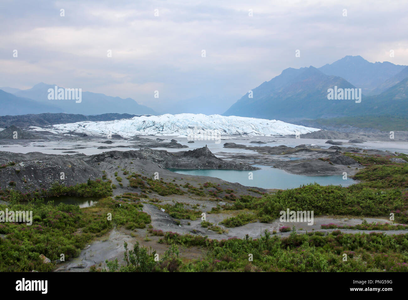 Matanuska Gletscher mit Bergen im Hintergrund und den See mit geschmolzenen Gletscher gebildet Stockfoto