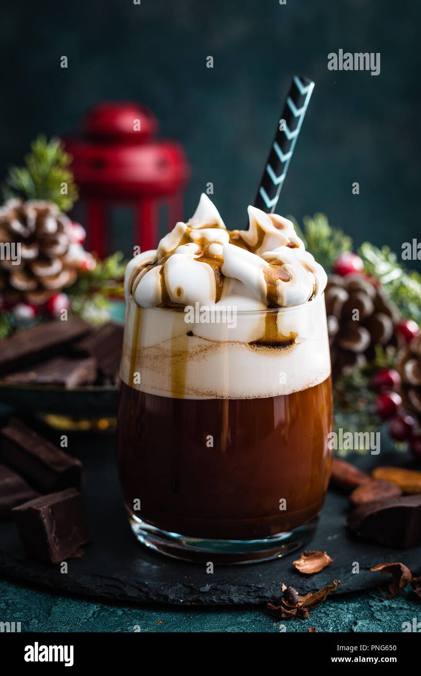Heiße Schokolade mit Sahne. Drink Schokolade und Weihnachtsschmuck Stockfoto