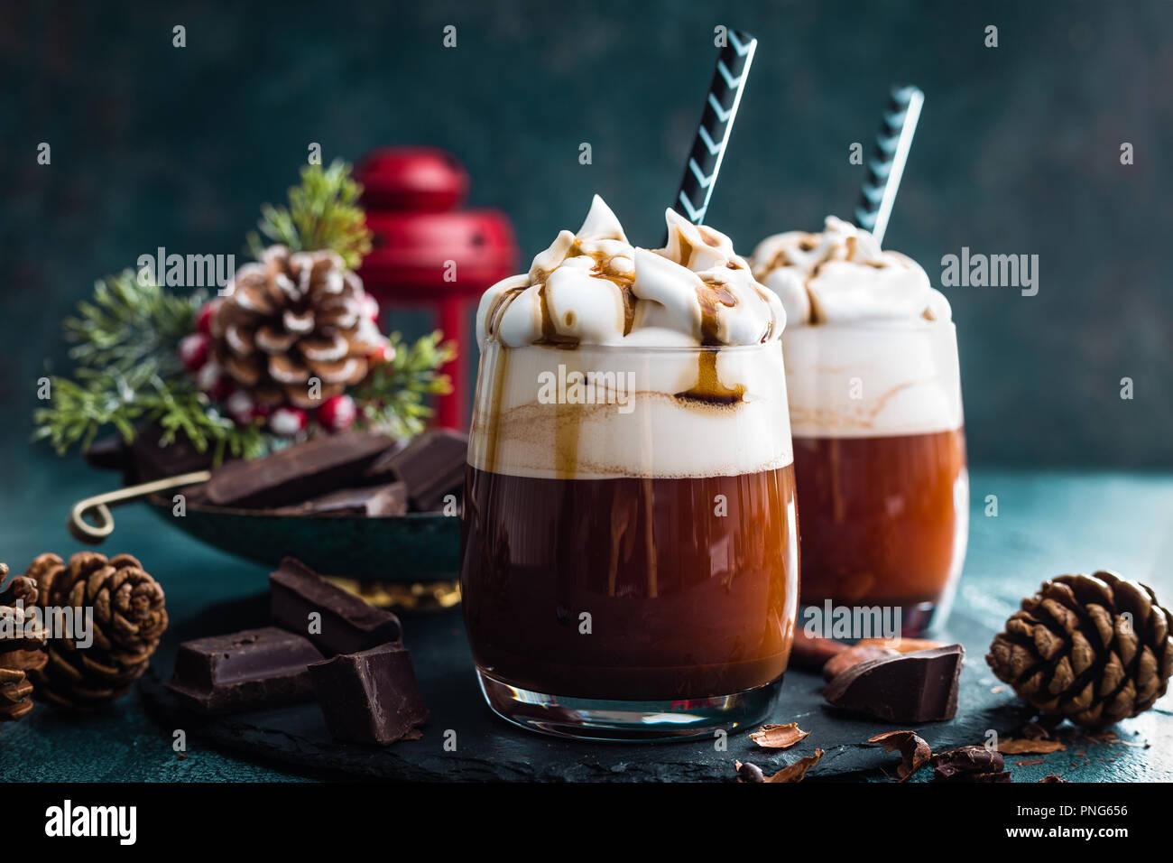 Heiße Schokolade mit Sahne. Drink Schokolade und Weihnachtsschmuck Stockfoto