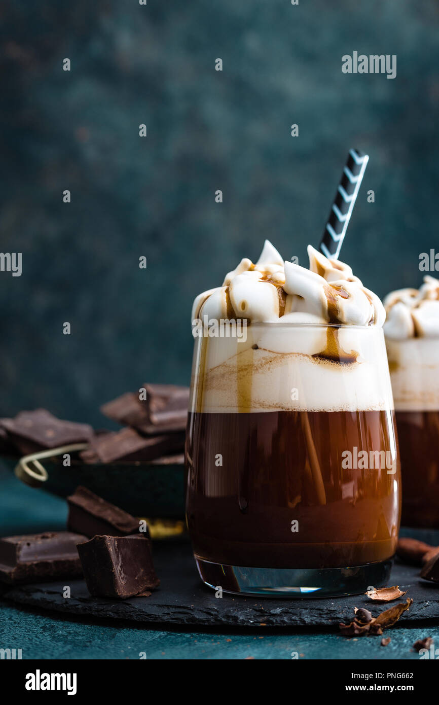 Heiße Schokolade mit Sahne. Schokolade Dessert Getränke in Glas Stockfoto