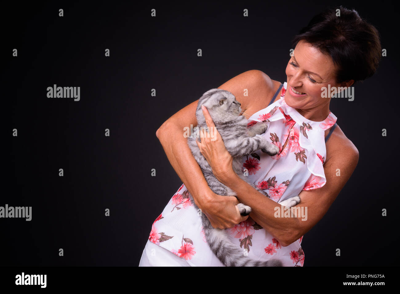 Reifen schöne Frau mit kurzen Haaren auf schwarzem Hintergrund Stockfoto