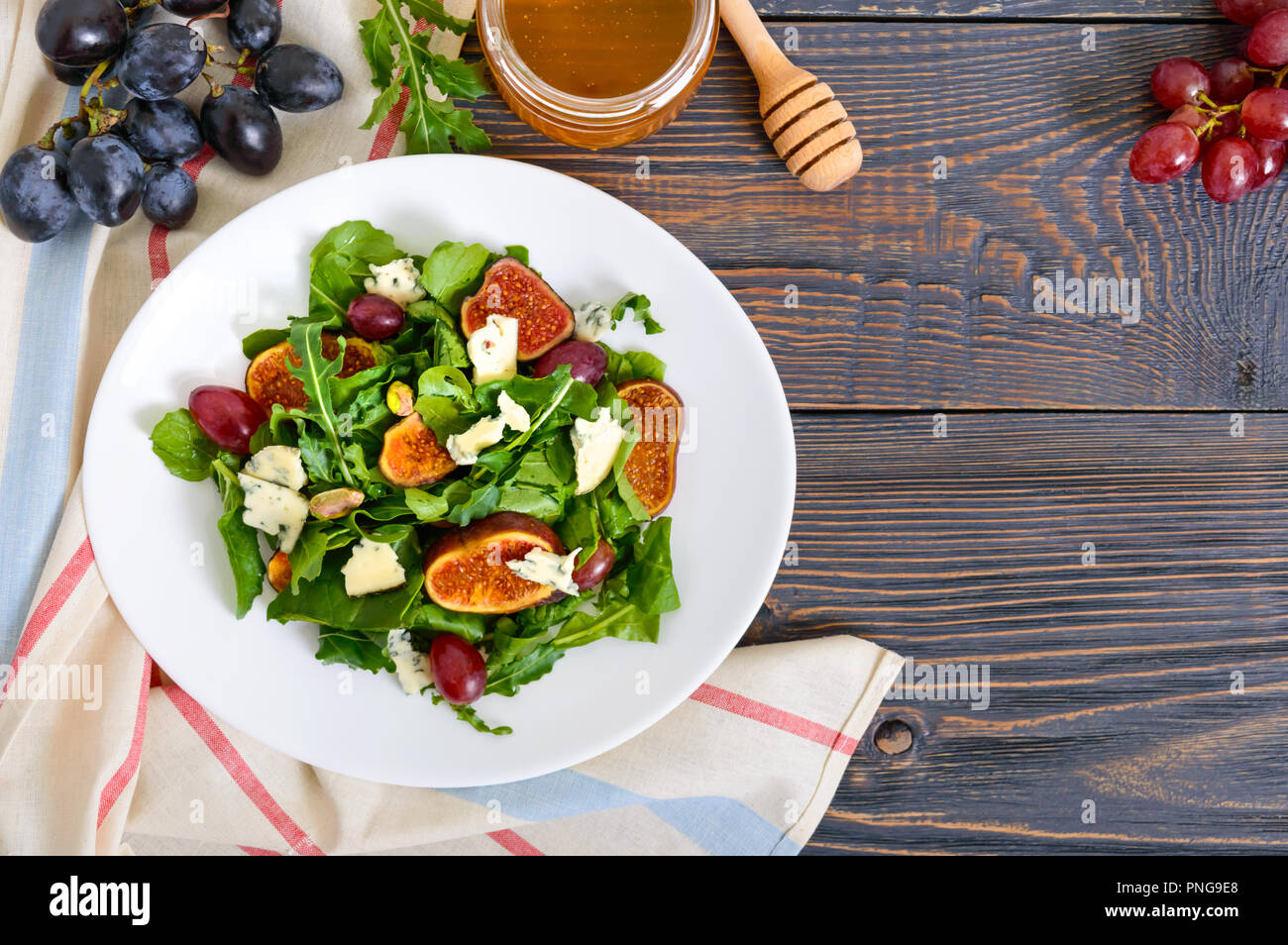 Klassische Salat mit Feigen, Rucola, Blauschimmelkäse, Trauben auf ...