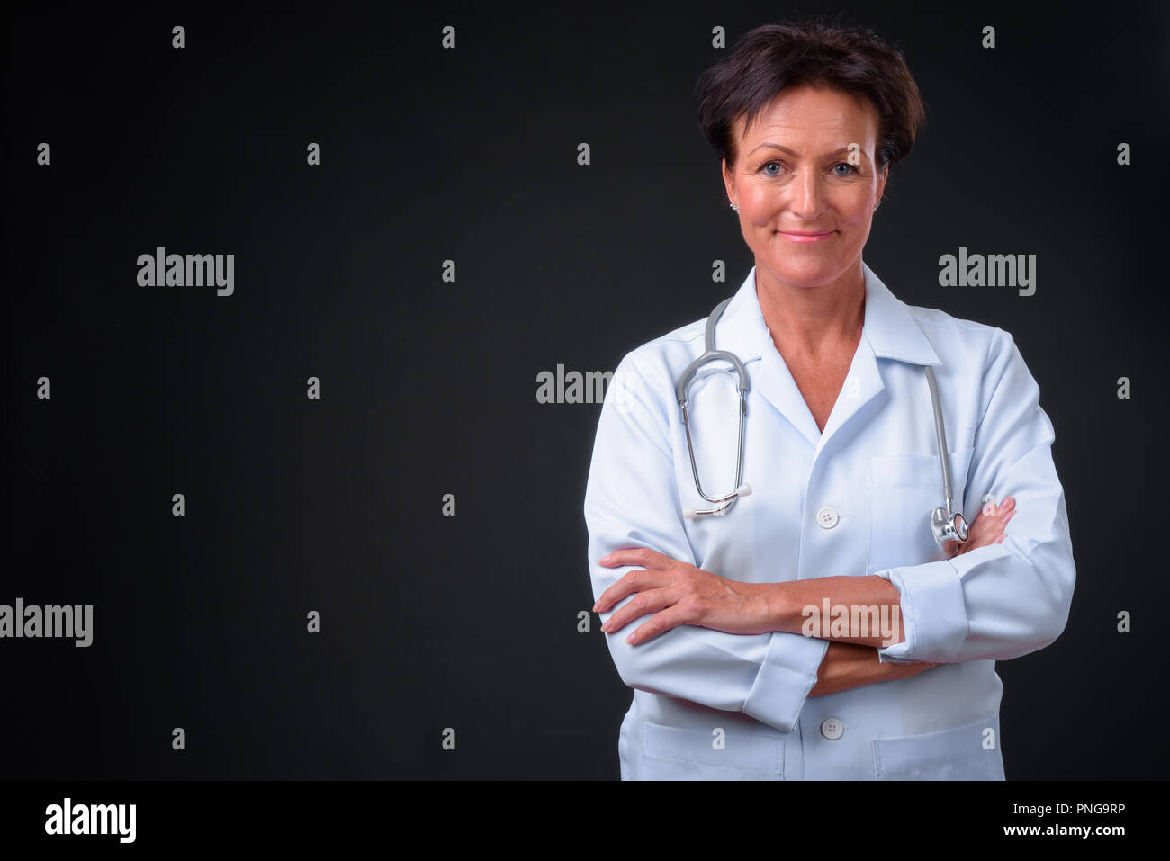Reifen schöne Frau Doktor mit kurzen Haaren gegen Schwarz Zurück Stockfoto