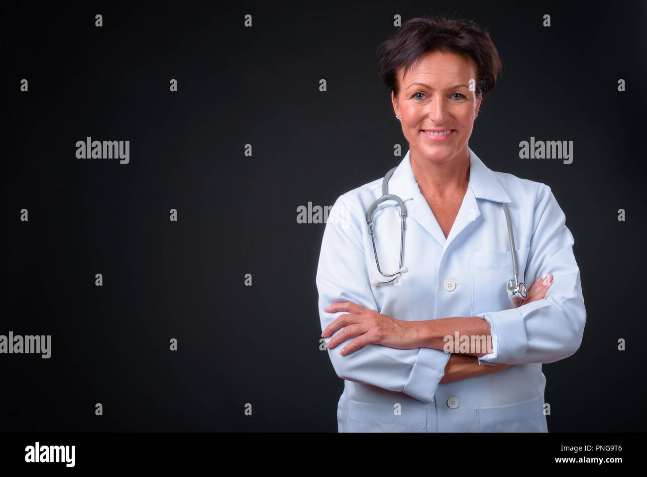 Reifen schöne Frau Doktor mit kurzen Haaren gegen Schwarz Zurück Stockfoto