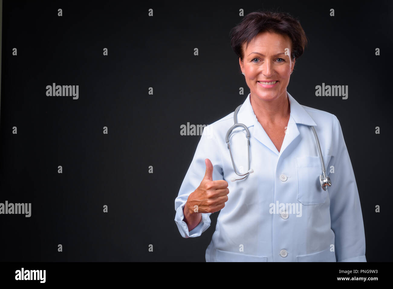 Reifen schöne Frau Doktor mit kurzen Haaren gegen Schwarz Zurück Stockfoto