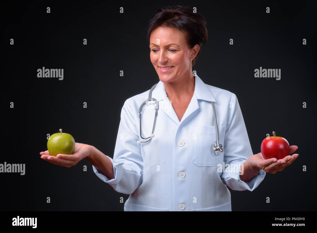 Reifen schöne Frau Doktor mit kurzen Haaren gegen Schwarz Zurück Stockfoto