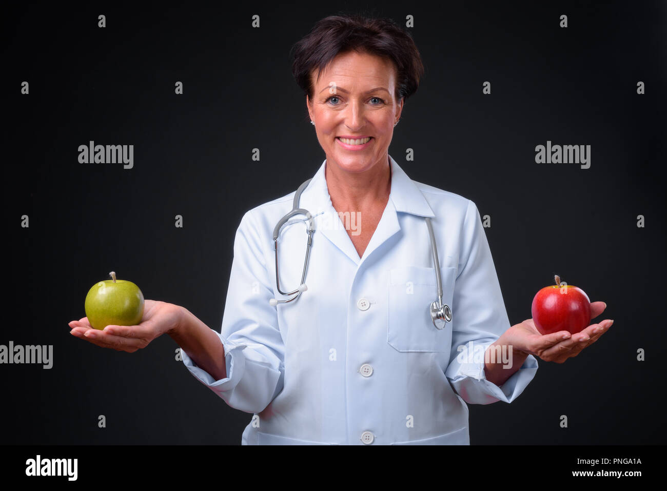 Reifen schöne Frau Doktor mit kurzen Haaren gegen Schwarz Zurück Stockfoto