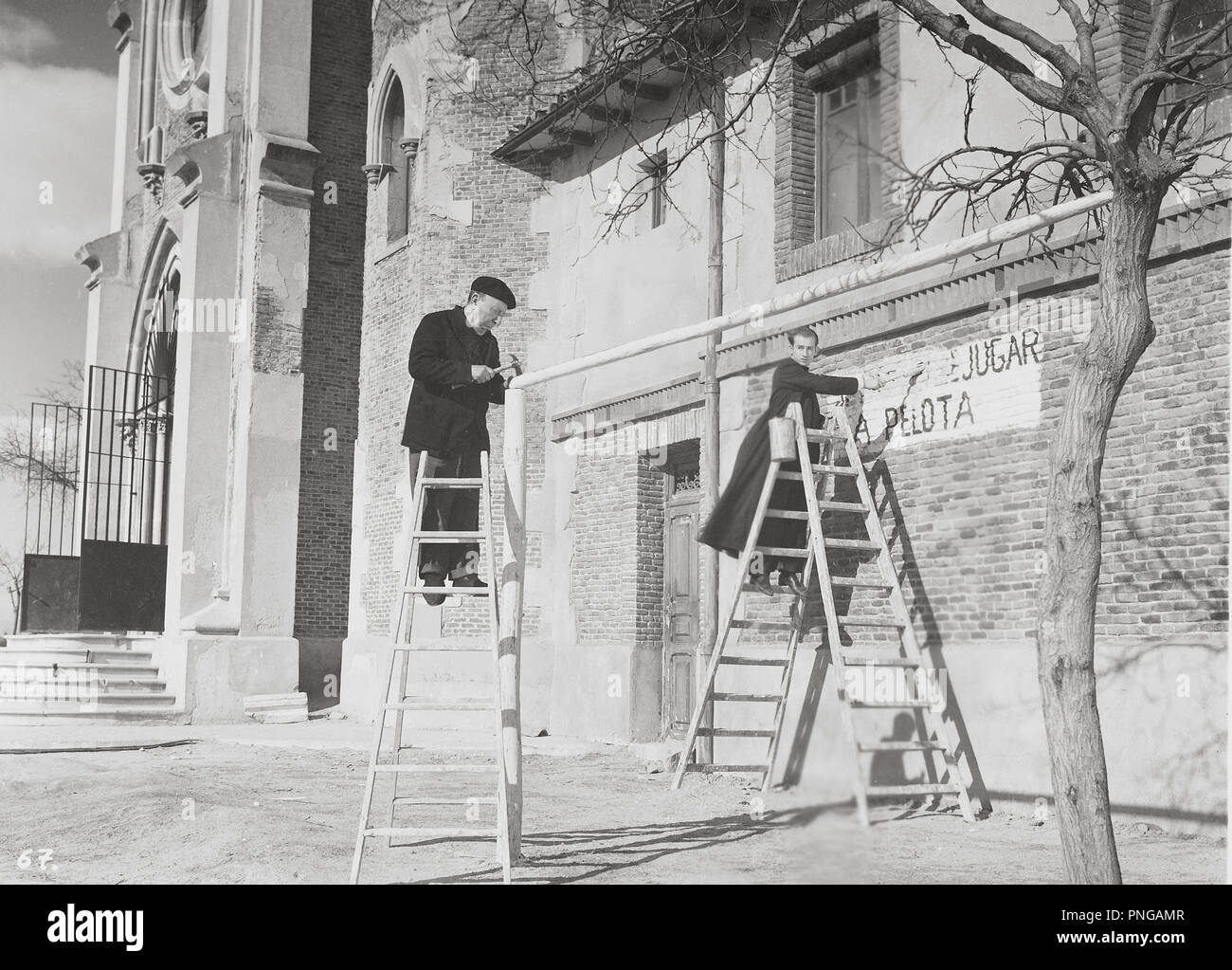 Original Film Titel: CERCA DE LA CIUDAD. Englischer Titel: CERCA DE LA CIUDAD. Jahr: 1952. Regie: LUIS LUCIA. Stars: JOSE ISBERT; ADOLFO MARSILLACH. Credit: GOYA PRODUCCIONES CINEMATOGRAFICAS/Album Stockfoto