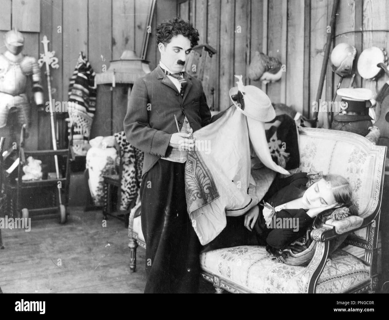 Original Film Titel: HINTER DEM BILDSCHIRM. Englischer Titel: HINTER DEM BILDSCHIRM. Jahr: 1916. Regisseur: Charlie Chaplin. Stars: Charlie Chaplin. Credit: LONE STAR CORPORATION/Album Stockfoto