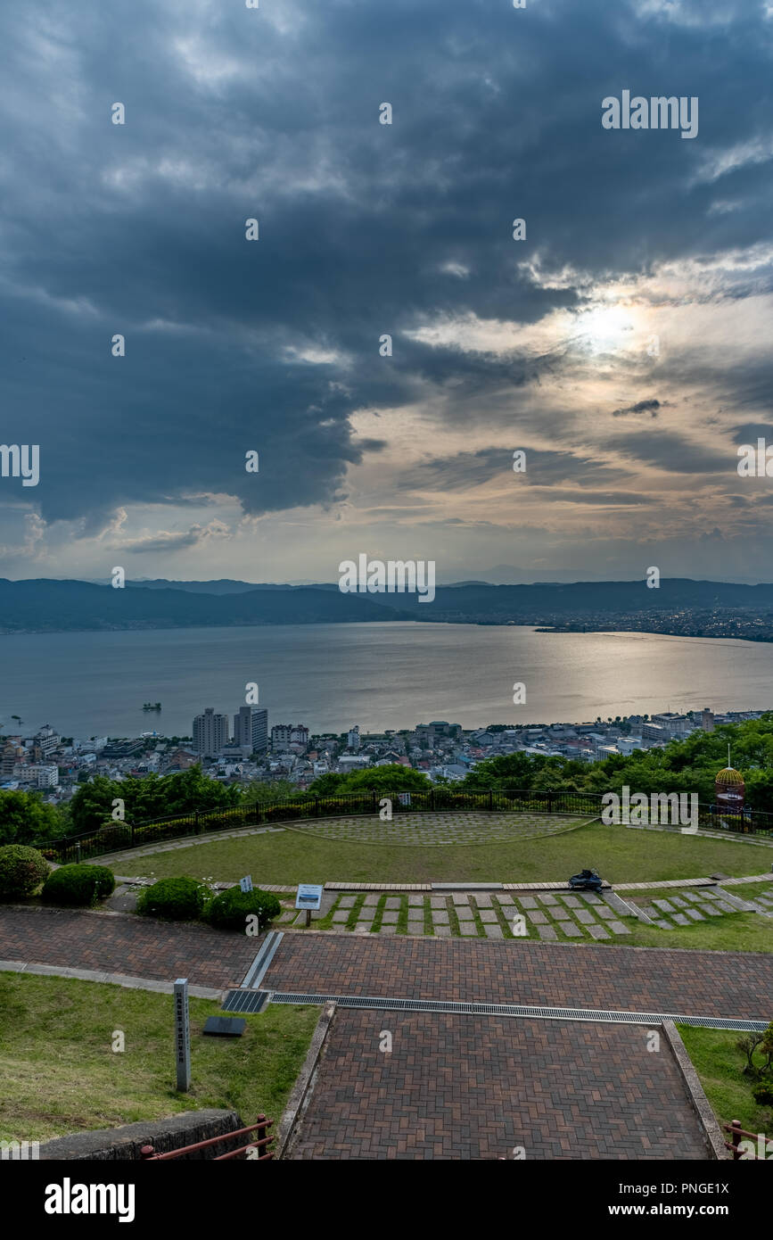 Sonnenuntergang Blick von einem Hügel in der Nähe des Sees Suwa Stockfoto