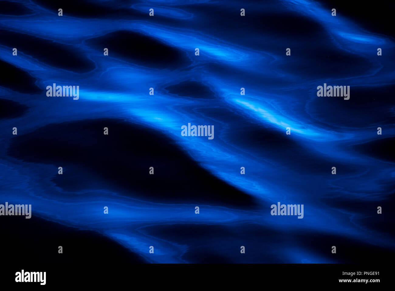Abstrakte blurry glatte Wasser Nahaufnahme Detail in dunkelblauer Farbe Hintergrund Stockfoto