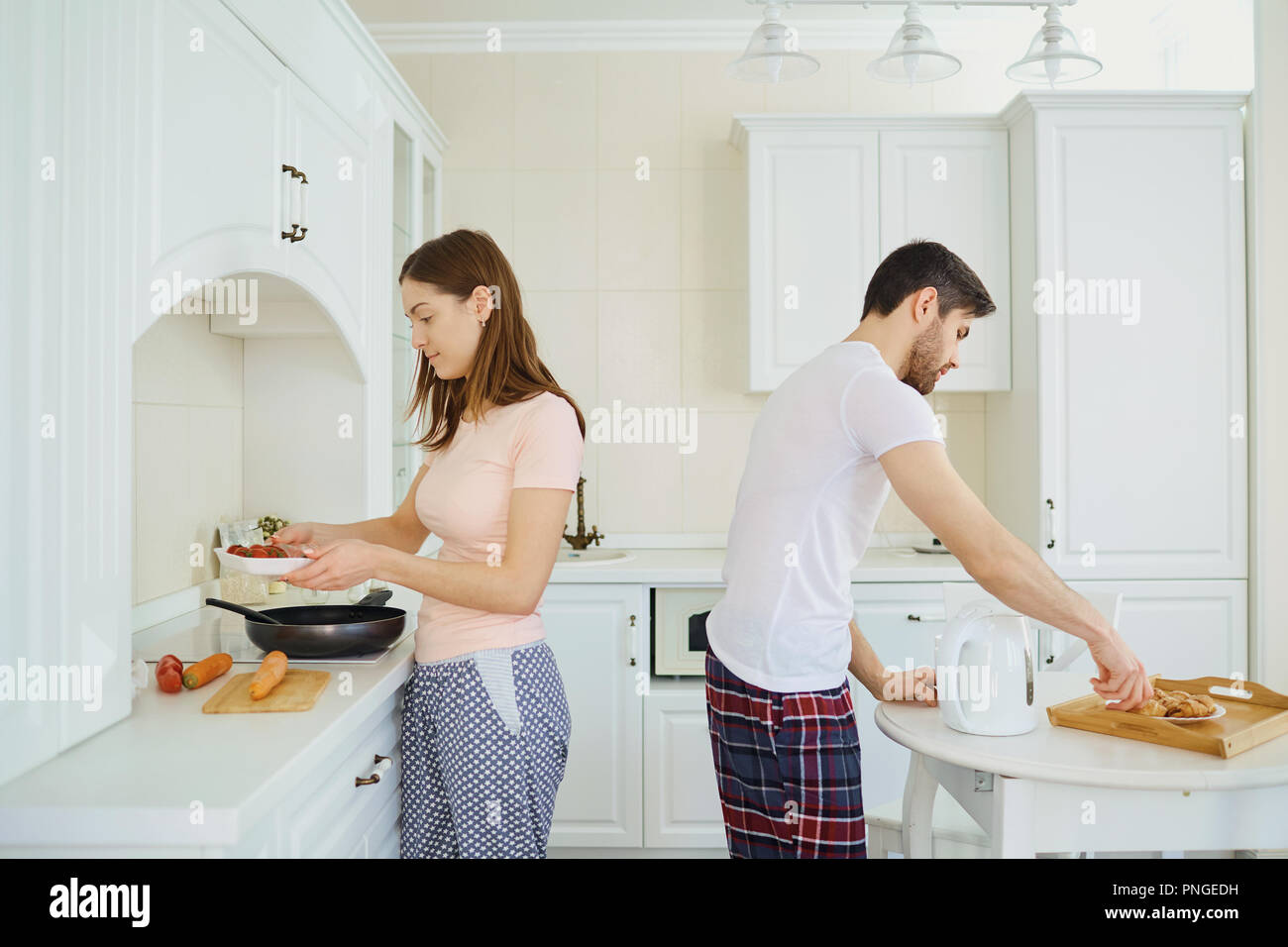 Junges Paar Zubereitung von Speisen in der Küche. Stockfoto