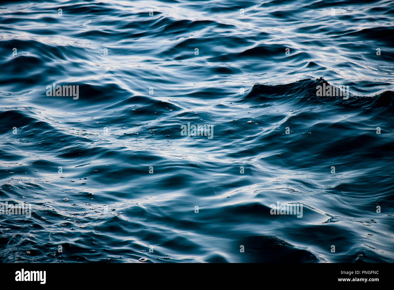 Detail der wellenförmige Tiefenwasser in Spannung vor dem Sturm Stockfoto