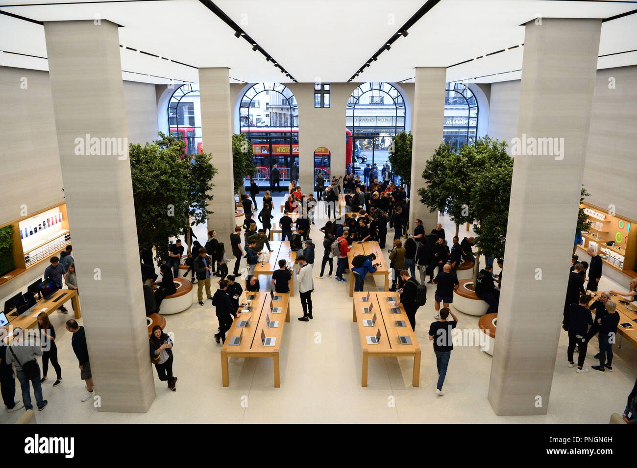 Der Apple Store in der Regent Street, Central London, als das iPhone XS und XS Max gehen auf Verkauf in Großbritannien zum ersten Mal, zusammen mit dem Apple Watch Serie 4. Stockfoto