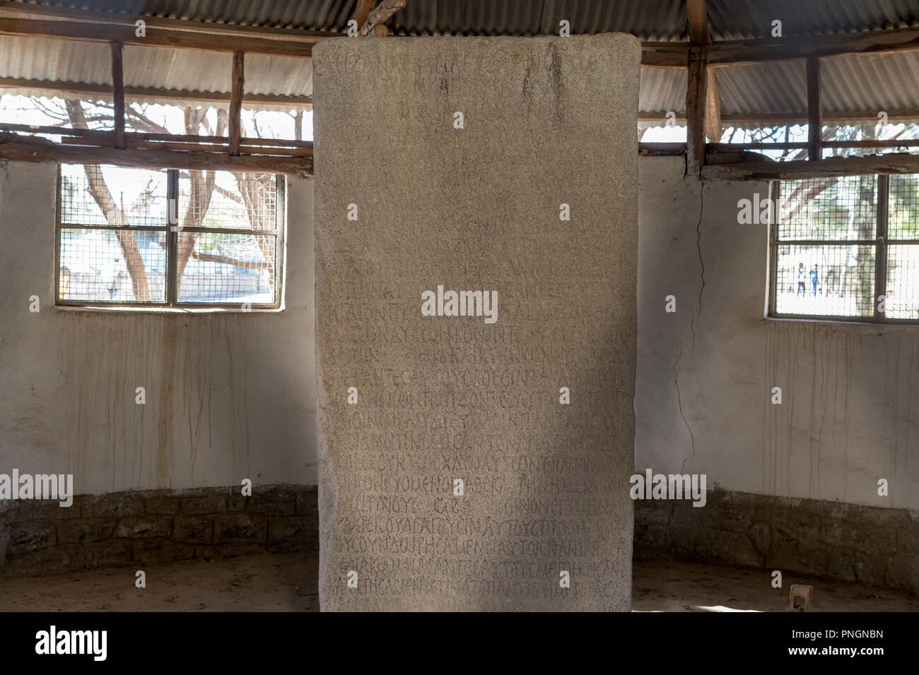 Tri-lingual Tablet eingeschrieben in Griechisch, Sabaean & Ge'ez, König Ezana's Park, Axum, Äthiopien Stockfoto