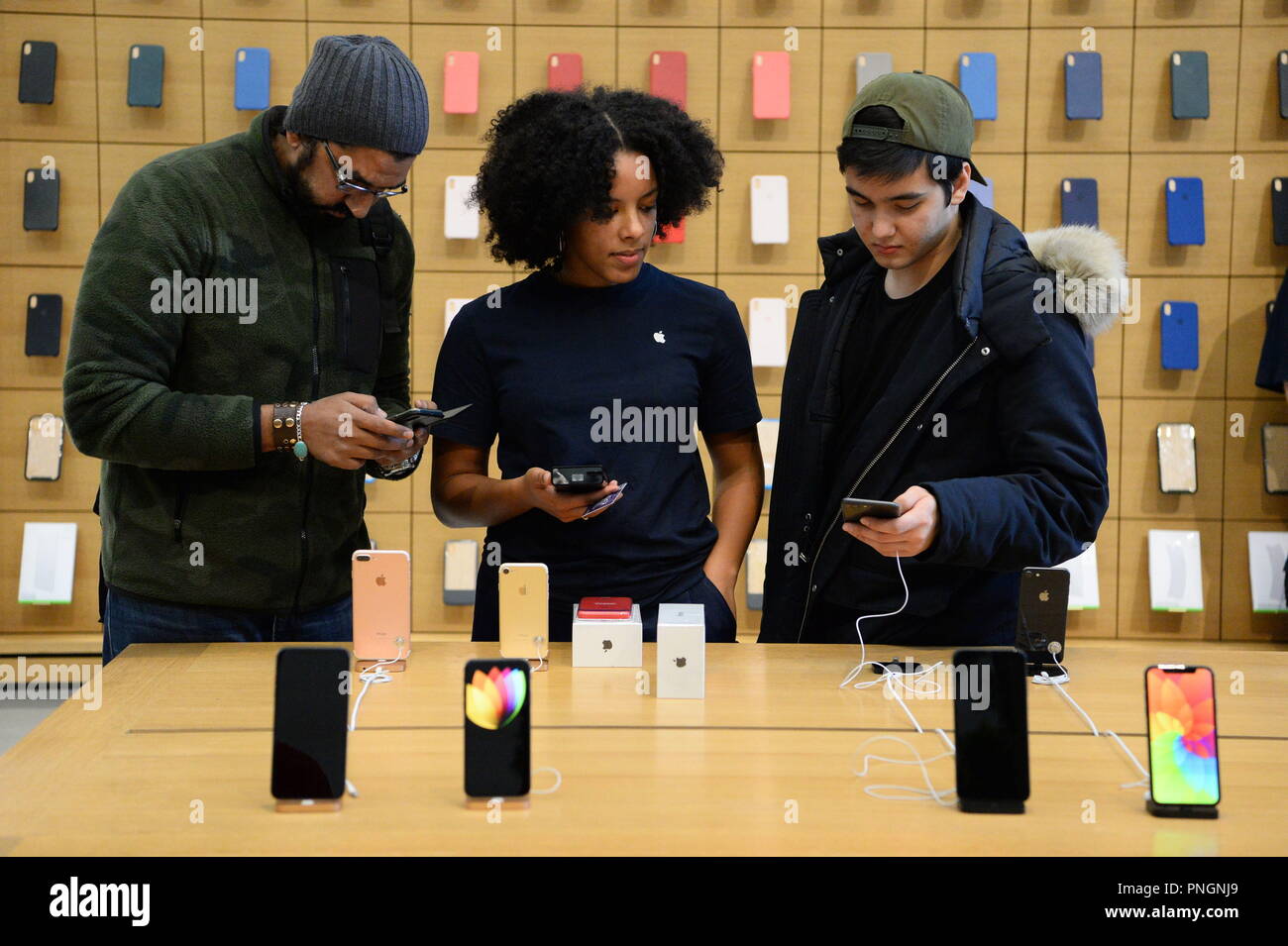 Kunden im Apple Store in der Regent Street, London versuchen, die neue Produkte, wie das iPhone XS und XS Max gehen auf Verkauf in Großbritannien zum ersten Mal, zusammen mit dem Apple Watch Serie 4. Stockfoto