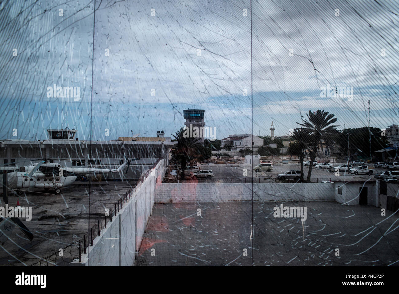 Blick auf beschädigte Glas durch ein Selbstmordattentat zeigt einen Teil der Verbindung der Aden Abdulle Flughafen in Mogadischu, Somalia, Juli 9, 2016. Stockfoto